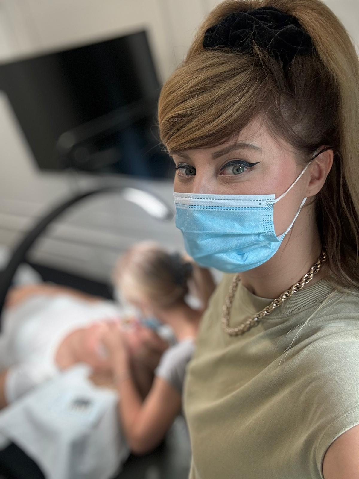 Daria podczas pracy z klientką